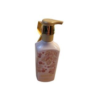 Bath Body‎ White Barn  Strawberry snowflake hand soap 8fl.